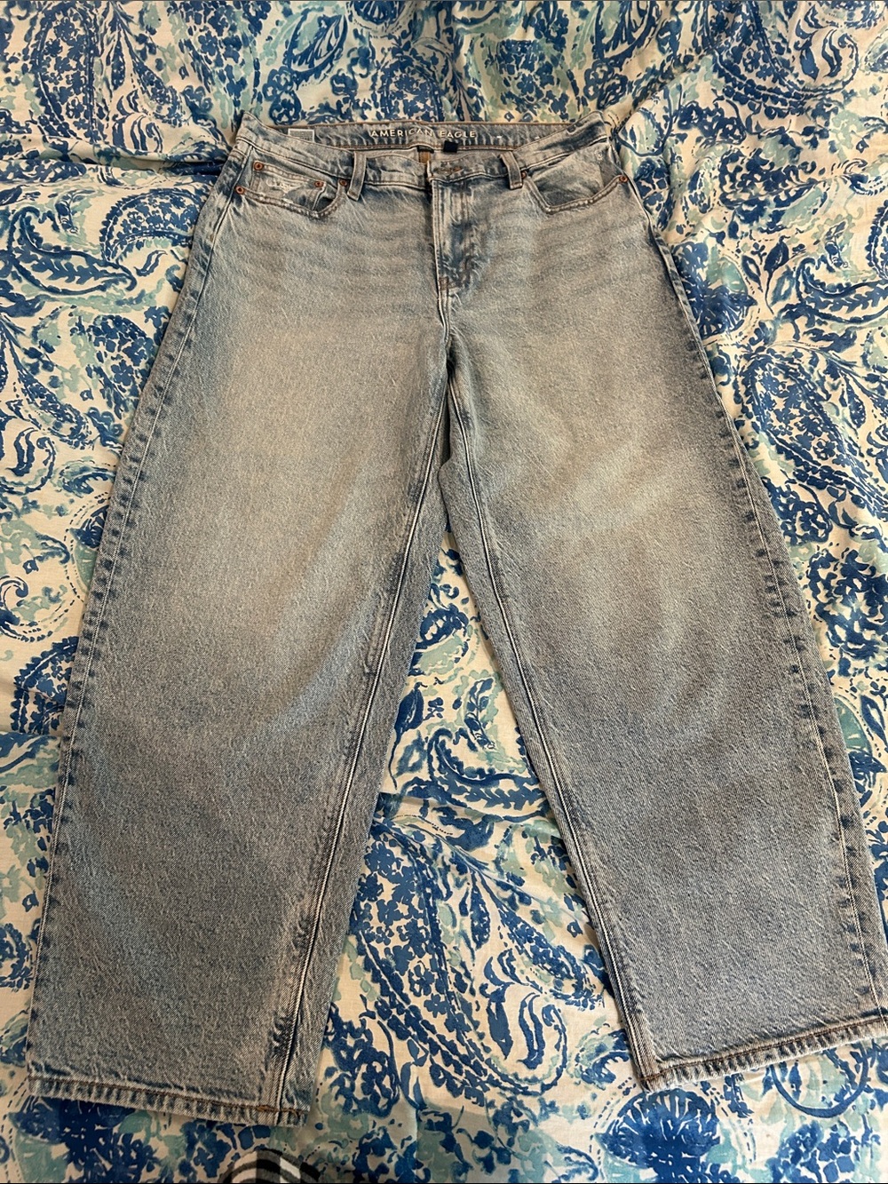 American Eagle barrel leg Light Wash Women’s Jeans - size 10